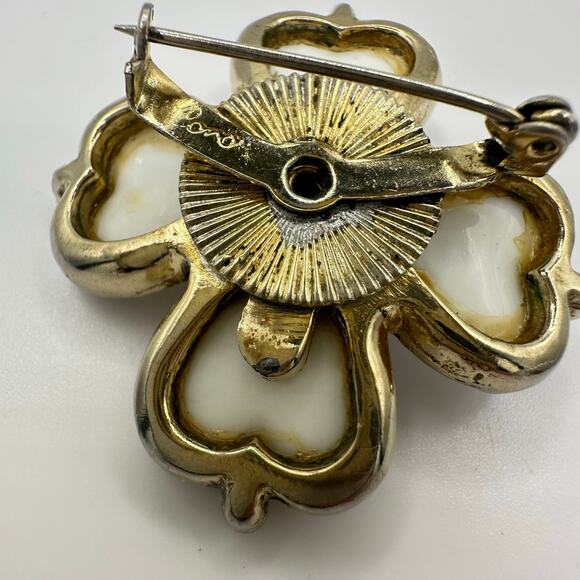 Coro vintage gold tone true gripoix poured white milk glass 4 leaf clover brooch - Picture 7 of 9